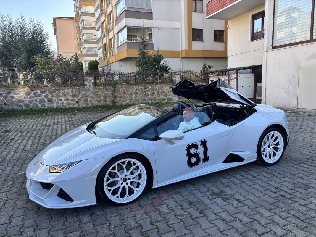 Köyüne Lamborghini ile geldi, anneannesini gezdirdi 7